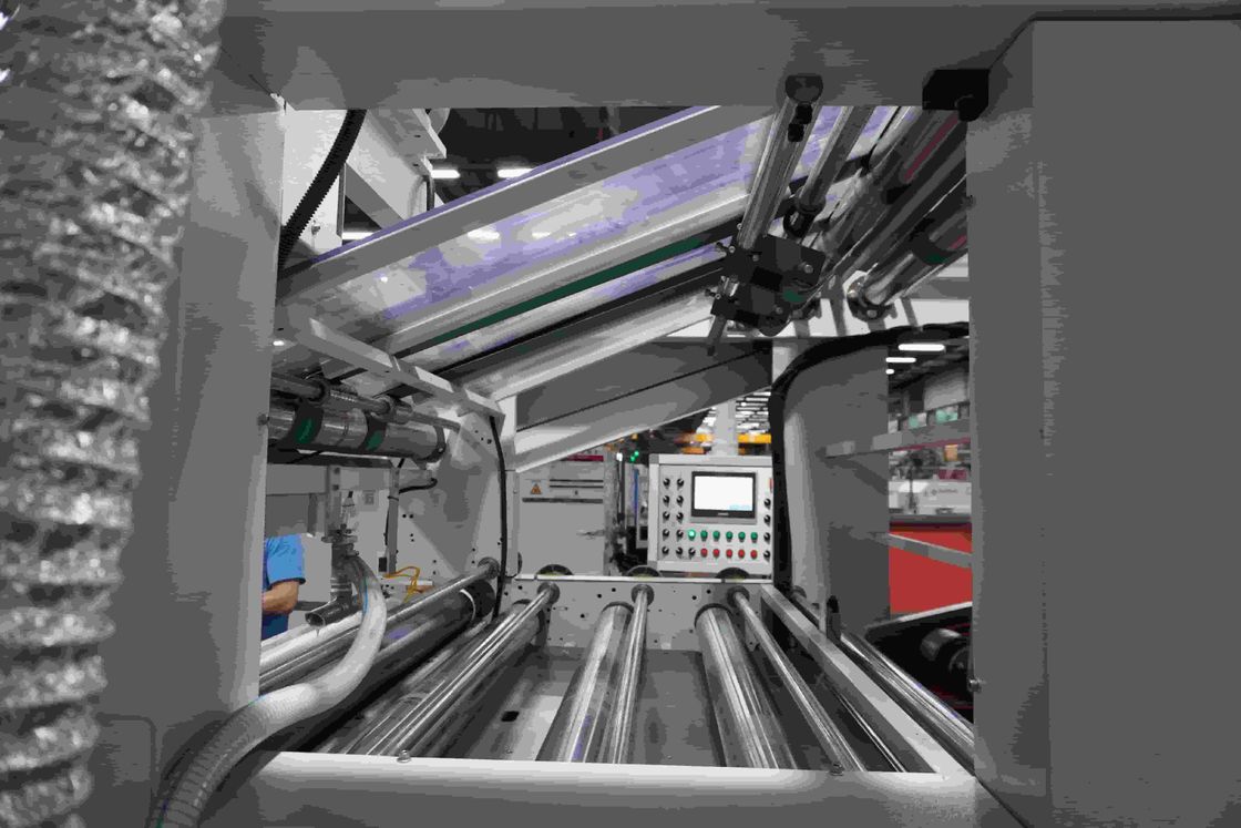 Устройство для высокоскоростного наложения картонного покрытия с общей длиной 15200 мм и скоростью 150 м/мин